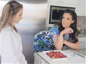 Kimmy Granger gets seduced by jaw-dropping chief Jelena Jensen
